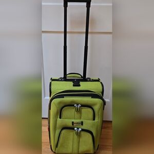 DELSEY "Helium Lite" Roller Suitcase